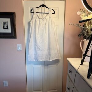 Women's White Sleeveless Nightgown